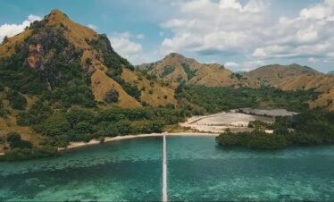 sunset tour to menjerite bay labuan bajo